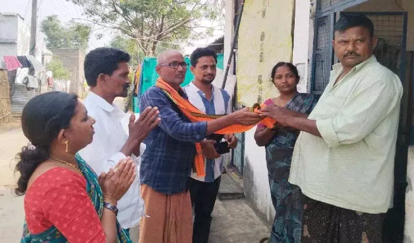 Sarpanch उम्मीदवार ने नामांकन शुल्क के लिए भीख मांगी Sarpanch उम्मीदवार ने नामांकन शुल्क के लिए भीख मांगी