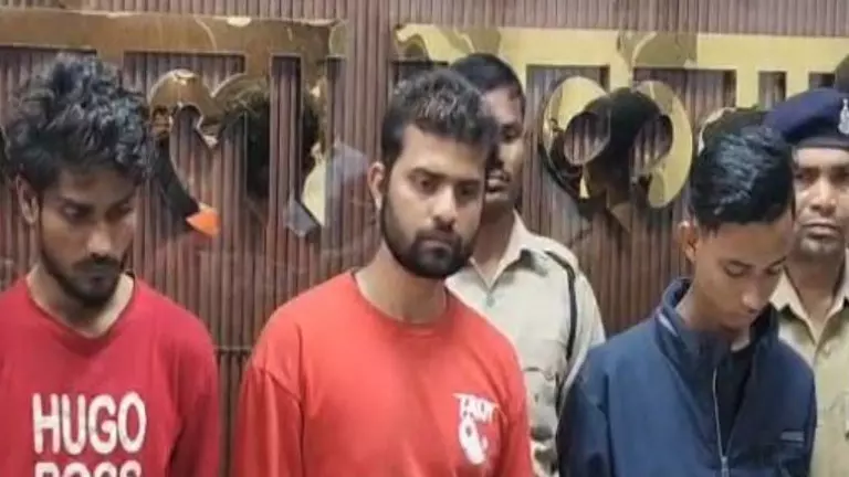 सुकमा ज्वेलर्स शॉप लूटकांड में खुलासा, सभी बदमाश पिस्टल और जेवरात के साथ गिरफ्तार सुकमा ज्वेलर्स शॉप लूटकांड में खुलासा, सभी बदमाश पिस्टल और जेवरात के साथ गिरफ्तार