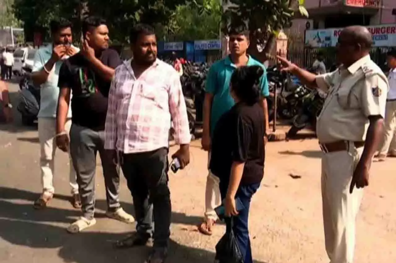 कटक में प्राइवेट यूनिवर्सिटी के हॉस्टल में MBA स्टूडेंट की लाश मिली कटक में प्राइवेट यूनिवर्सिटी के हॉस्टल में MBA स्टूडेंट की लाश मिली