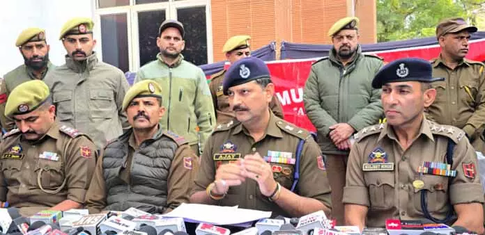 JAMMU: 6 लोगों की गिरफ्तारी के साथ सीमा पार नार्को-टेरर मॉड्यूल का भंडाफोड़, हेरोइन, हथियार जब्त JAMMU: 6 लोगों की गिरफ्तारी के साथ सीमा पार नार्को-टेरर मॉड्यूल का भंडाफोड़, हेरोइन, हथियार जब्त