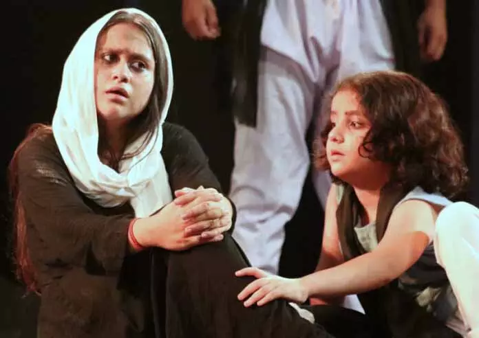 JU में डोगरी नाटक ‘बाबा जित्तमल’ का मंचन JU में डोगरी नाटक ‘बाबा जित्तमल’ का मंचन