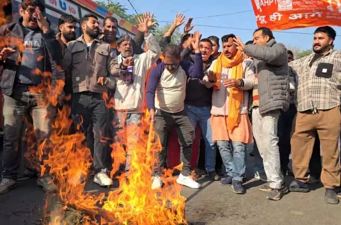 RBD, काकरयाल के स्थानीय लोगों ने SMVD संस्थानों में हिंदुओं के लिए आरक्षण की मांग को लेकर विरोध प्रदर्शन RBD, काकरयाल के स्थानीय लोगों ने SMVD संस्थानों में हिंदुओं के लिए आरक्षण की मांग को लेकर विरोध प्रदर्शन