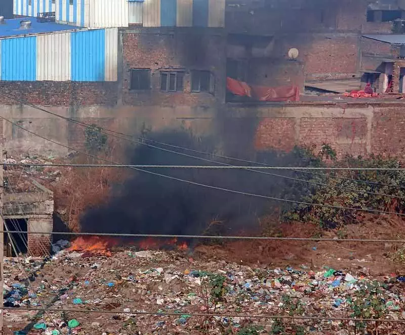 चेतावनी के बावजूद Amritsar में कचरा जलाना जारी है चेतावनी के बावजूद Amritsar में कचरा जलाना जारी है