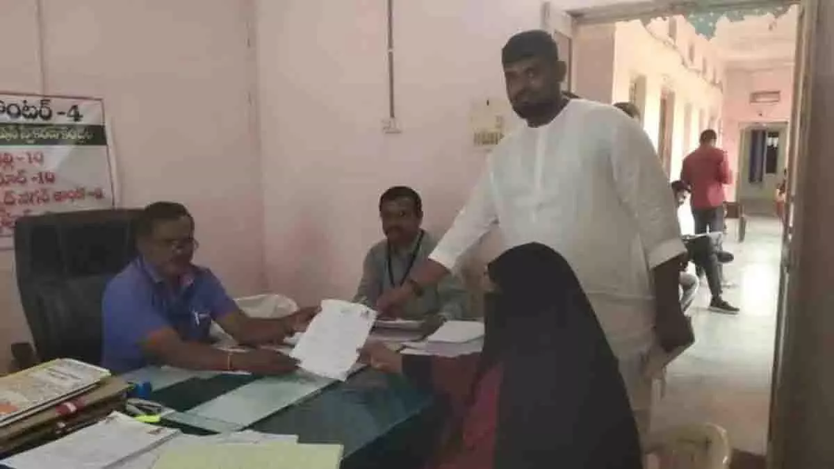 तेलंगाना पंचायत चुनाव: AIMIM की नजमा सुल्ताना ने बसवापुर से नामांकन दाखिल किया तेलंगाना पंचायत चुनाव: AIMIM की नजमा सुल्ताना ने बसवापुर से नामांकन दाखिल किया