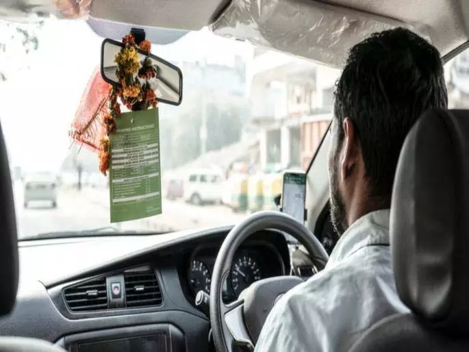 Ola, उबर ऑटो रिक्शा और कैब ड्राइवरों ने यात्रियों को लूटा Ola, उबर ऑटो रिक्शा और कैब ड्राइवरों ने यात्रियों को लूटा