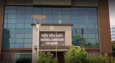 रेप और मर्डर केस में पुलिस की लापरवाही की जांच तेज, पीड़िता के परिवार से मिली NCW की टीम रेप और मर्डर केस में पुलिस की लापरवाही की जांच तेज, पीड़िता के परिवार से मिली NCW की टीम