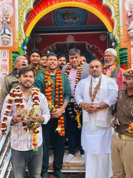 रामलला के दर्शन करने अयोध्या पहुंचे क्रिकेटर उमेश यादव रामलला के दर्शन करने अयोध्या पहुंचे क्रिकेटर उमेश यादव