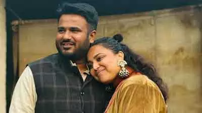 Swara Bhasker और फहद अहमद ने पिता के ICU में शिफ्ट होने की जानकारी दी Swara Bhasker और फहद अहमद ने पिता के ICU में शिफ्ट होने की जानकारी दी
