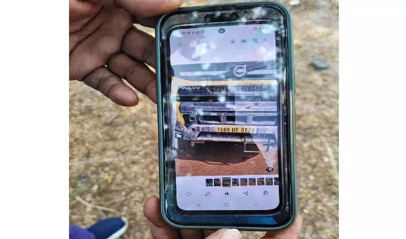 Volvo ने वीके कोल माइन खदान में बिजली के खंभे को टक्कर मार दी Volvo ने वीके कोल माइन खदान में बिजली के खंभे को टक्कर मार दी