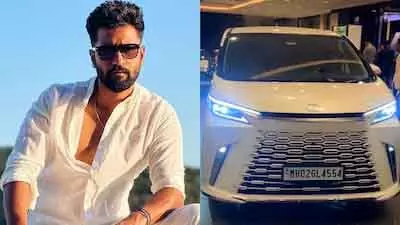 पिता बने Vicky Kaushal ने खरीदी 3.2 करोड़ की लेक्सस, मुंबई में दिखा नया लग्ज़री कार लुक पिता बने Vicky Kaushal ने खरीदी 3.2 करोड़ की लेक्सस, मुंबई में दिखा नया लग्ज़री कार लुक