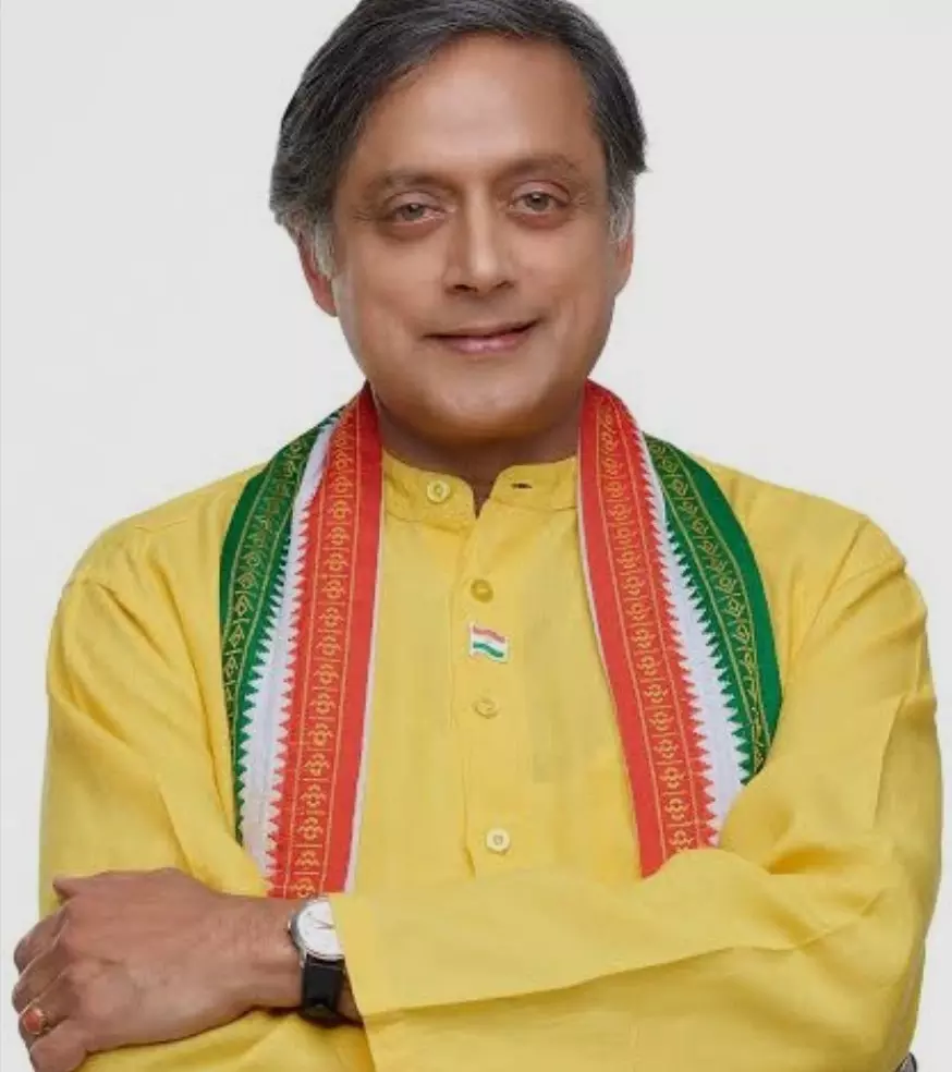 कांग्रेस की तरफ से राष्ट्रपति भवन के रात्रि भोज में शामिल हुए शशि थरूर कांग्रेस की तरफ से राष्ट्रपति भवन के रात्रि भोज में शामिल हुए शशि थरूर