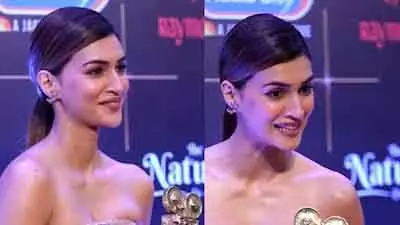 Kriti Sanon को मिले दो अवार्ड्स, रेड कार्पेट पर ग्लैमरस ऑफ-शोल्डर लुक में दिखाई दीं Kriti Sanon को मिले दो अवार्ड्स, रेड कार्पेट पर ग्लैमरस ऑफ-शोल्डर लुक में दिखाई दीं