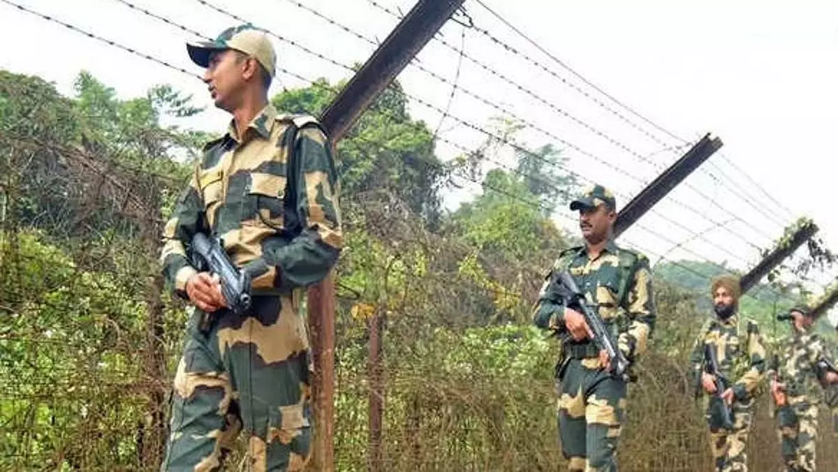 कूचबिहार में भारत-बांग्लादेश सीमा पर BSF की फायरिंग में एक बांग्लादेशी मारा गया। कूचबिहार में भारत-बांग्लादेश सीमा पर BSF की फायरिंग में एक बांग्लादेशी मारा गया।
