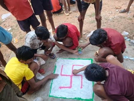 Solar System Rangoli बालक आश्रम में बच्चों ने रंगोली और सौर ऊर्जा मॉडल से अक्षय ऊर्जा पर ...