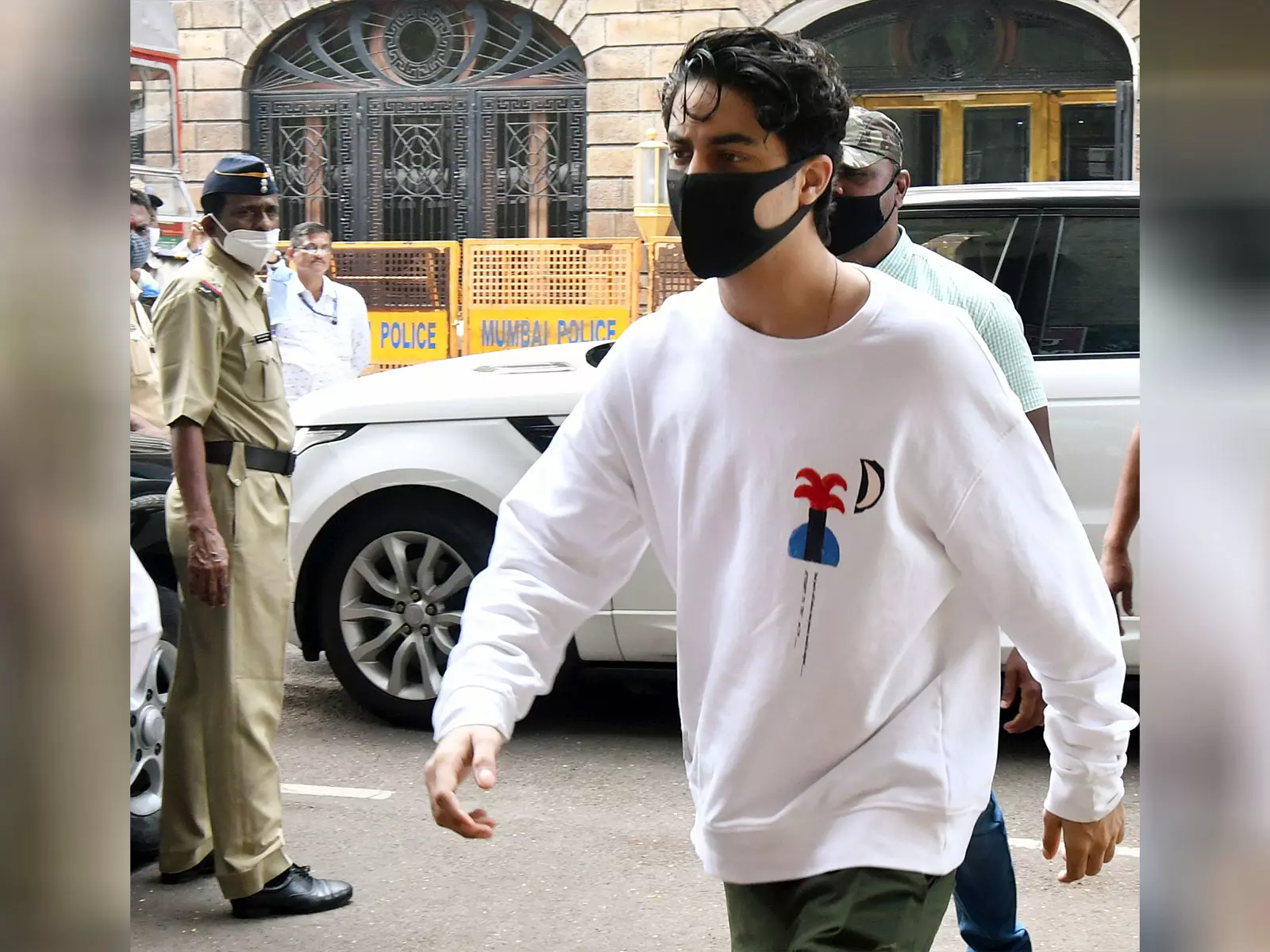 पब में कथित तौर पर मिडिल फिंगर दिखाने के आरोप में Aryan Khan के खिलाफ शिकायत दर्ज पब में कथित तौर पर मिडिल फिंगर दिखाने के आरोप में Aryan Khan के खिलाफ शिकायत दर्ज