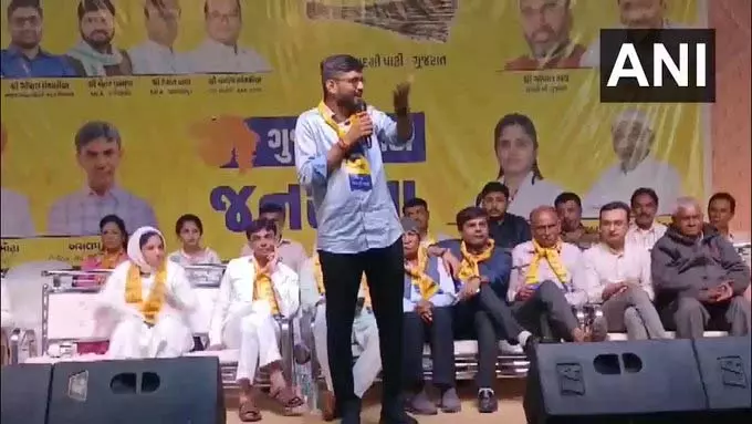 AAP रैली में हंगामा, दर्शक ने विधायक गोपाल इटालिया पर फेंका जूता AAP रैली में हंगामा, दर्शक ने विधायक गोपाल इटालिया पर फेंका जूता