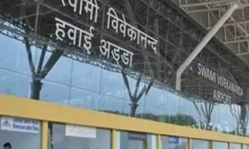 बैंड ग्रुप ने इंडिगो पर निकाली भड़ास, फ्लाइट रद्द होने पर रायपुर एयरपोर्ट में ही बजाने लगे