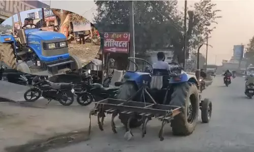 बच्चे ने बड़ी अनहोनी को टाला, चलती ट्रैक्टर का स्टेयरिंग संभाला बच्चे ने बड़ी अनहोनी को टाला, चलती ट्रैक्टर का स्टेयरिंग संभाला