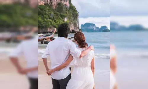 ऑफिस ट्रिप की आड़ में गर्लफ्रेंड के साथ होटल में रंगरेलियां, बाढ़ के कारण फंसा ऑफिस ट्रिप की आड़ में गर्लफ्रेंड के साथ होटल में रंगरेलियां, बाढ़ के कारण फंसा