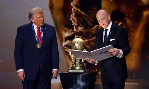 Trump को 2026 वर्ल्ड कप ड्रॉ सेरेमनी में पहला FIFA शांति पुरस्कार दिया गया।