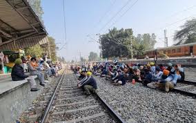 Rail roko आंदोलन: किसानों द्वारा पंजाब भर में पटरियां ब्लॉक करने से 16 ट्रेनें लेट हुईं