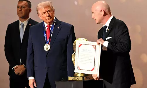 President Trump को वर्ल्ड कप ड्रॉ में FIFA शांति पुरस्कार से सम्मानित किया गया President Trump को वर्ल्ड कप ड्रॉ में FIFA शांति पुरस्कार से सम्मानित किया गया