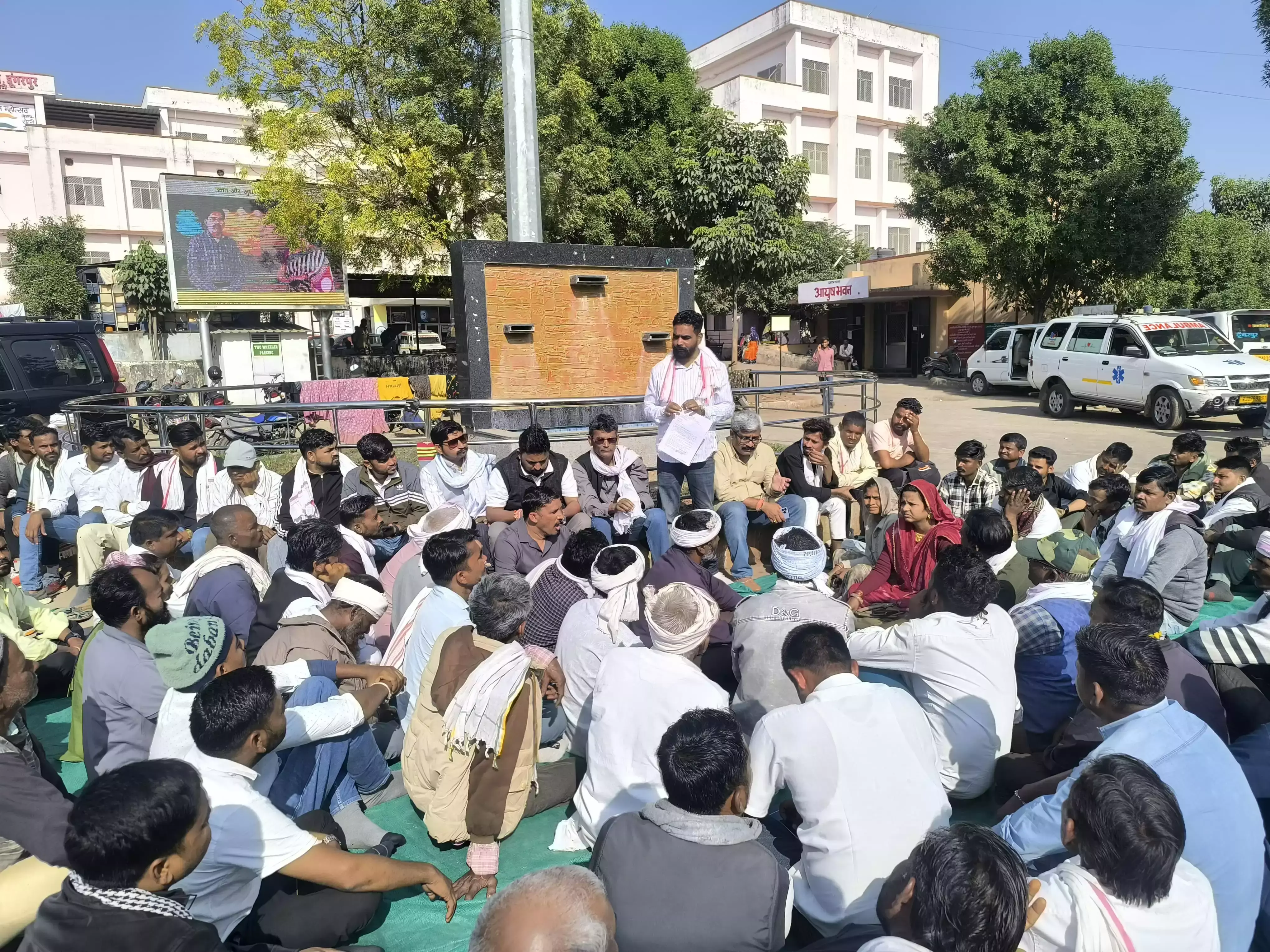 Dungarpur: बीएपी नेताओं ने पार्किंग ठेकेदार पर लगाए गंभीर आरोप Dungarpur: बीएपी नेताओं ने पार्किंग ठेकेदार पर लगाए गंभीर आरोप