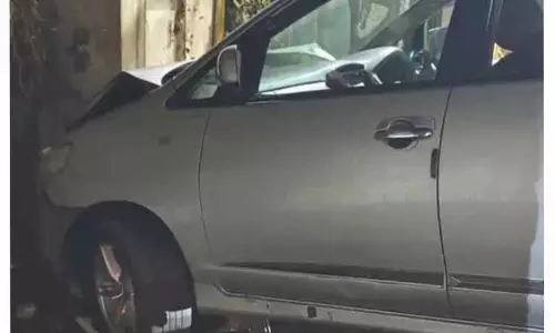 तेज रफ्तार कार Kapurthala में डीसी आवास से टकरा गई