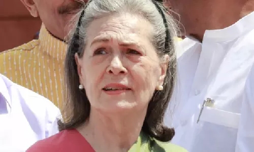 Sonia Gandhi के खिलाफ वोटर लिस्ट शामिल करने पर कार्रवाई की मांग