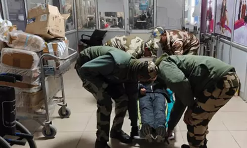 आतंकी हमले के दौरान हालात से कैसे निपटेगी CISF, हवाई अड्डे पर किया मॉक ड्रिल आतंकी हमले के दौरान हालात से कैसे निपटेगी CISF, हवाई अड्डे पर किया मॉक ड्रिल
