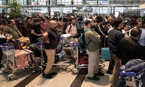 इंडिगो एयरलाइन संकट अब भी गंभीर: हवाई किरायों में जबरदस्त बढ़ोतरी, अब केंद्र सरकार हुई सख्त इंडिगो एयरलाइन संकट अब भी गंभीर: हवाई किरायों में जबरदस्त बढ़ोतरी, अब केंद्र सरकार हुई सख्त