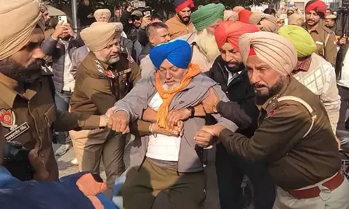 Jalandhar: भारी पुलिस तैनाती के बावजूद किसानों ने ट्रेन सेवाएं बाधित कीं