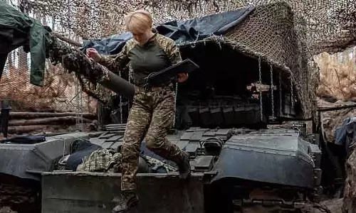 टेक्नोलॉजी से युद्ध बदलने के साथ, Ukrainian महिलाएं भी लड़ाई में शामिल