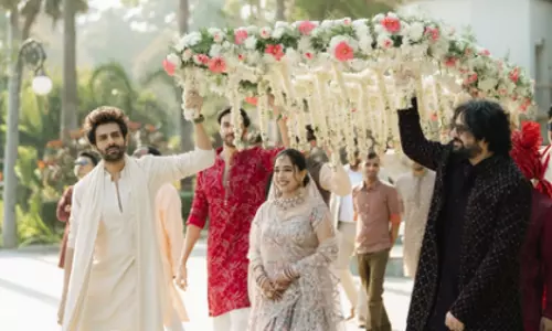 दुल्हन बनी कृतिका को देखकर इमोशनल हुए Kartik Aaryan दुल्हन बनी कृतिका को देखकर इमोशनल हुए Kartik Aaryan