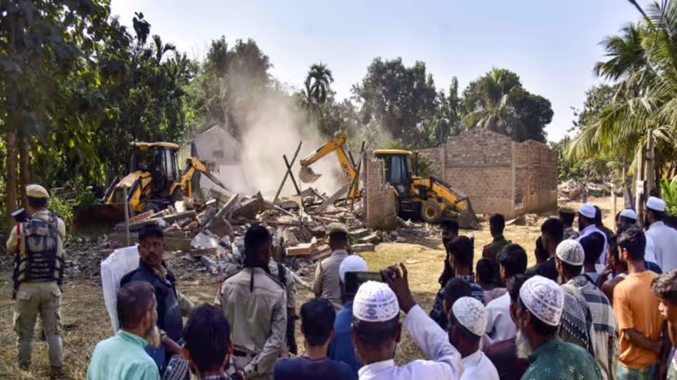 Nagaon में अतिक्रमण हटाने की मुहिम से करीब 100 परिवार बेघर हो गए Nagaon में अतिक्रमण हटाने की मुहिम से करीब 100 परिवार बेघर हो गए
