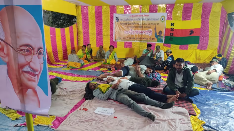 Assam के धुबरी में 100 घंटे की भूख हड़ताल तीसरे दिन में पहुंच गई Assam के धुबरी में 100 घंटे की भूख हड़ताल तीसरे दिन में पहुंच गई