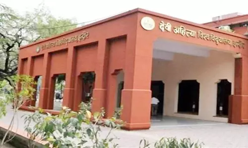 Indore: DAVV में शिक्षक कमी, विभागों में विजिटिंग फैकल्टी सक्रिय Indore: DAVV में शिक्षक कमी, विभागों में विजिटिंग फैकल्टी सक्रिय