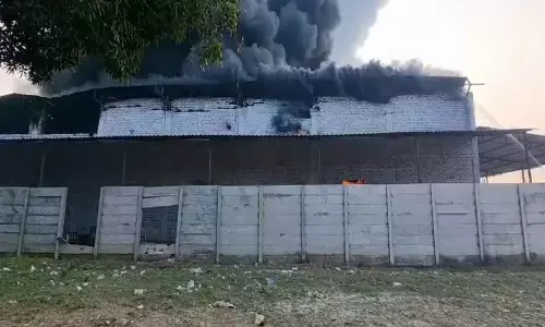 Hardoi में फैक्ट्री में लगी आग, आग बुझाने के प्रयास जारी