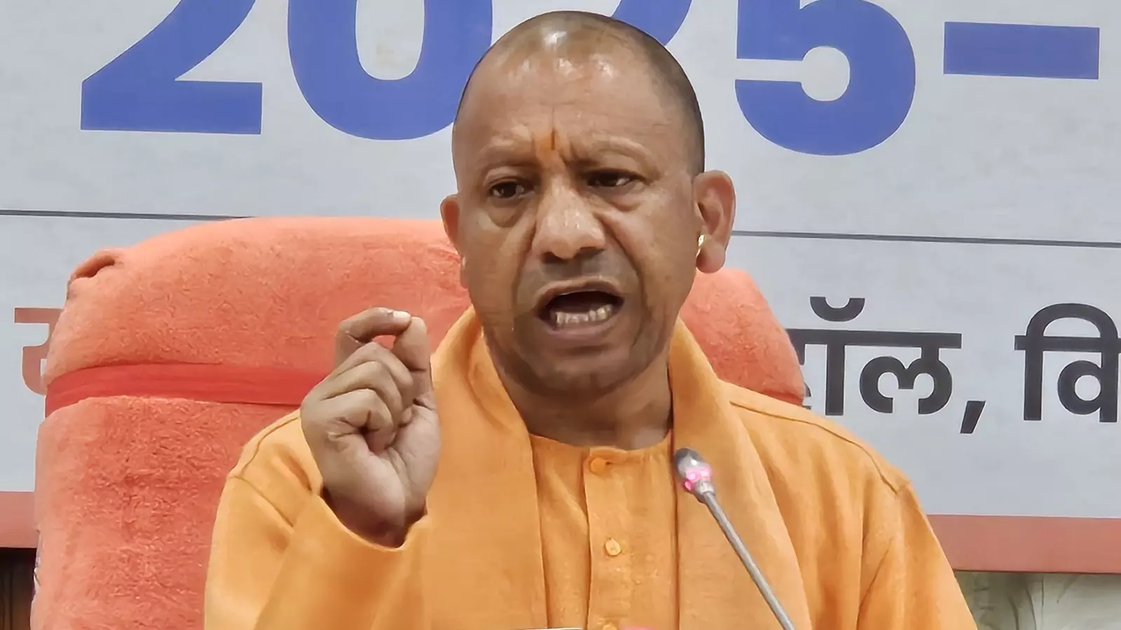 Lucknow: संविदा कर्मियों को मिलेगा न्यूनतम मानदेय: योगी Lucknow: संविदा कर्मियों को मिलेगा न्यूनतम मानदेय: योगी