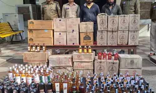 कार से भारी मात्रा में शराब जब्त, दो सप्लायर गिरफ्तार