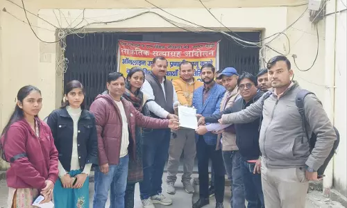 Bareilly: सचिव ने सरकारी ग्रुप से लेफ्ट कर विरोध जताया Bareilly: सचिव ने सरकारी ग्रुप से लेफ्ट कर विरोध जताया