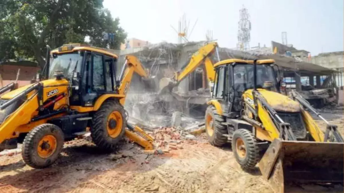 Bareilly: निगम ने अवैध निर्माण हटाने के लिए बुलडोजर चला