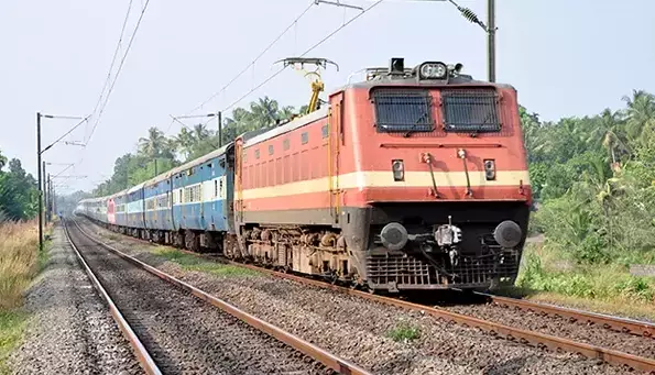 Telangana : देश भर में इंडिगो की फ्लाइट कैंसिल होने के कारण रेलवे स्पेशल ट्रेनें चला रहा