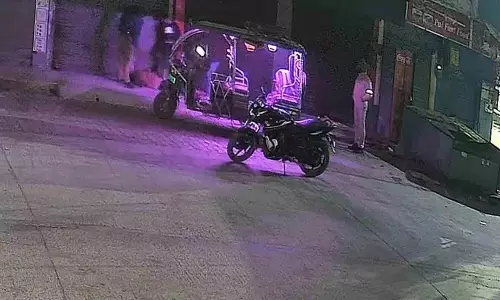 पुलिसकर्मियों को एक अज्ञात शव को दूसरे इलाके में फेंकने के आरोप में Suspend कर दिया गया