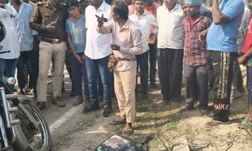 स्कूल छात्राओं पर गिरा हाई टेंशन तार, एक की मौत स्कूल छात्राओं पर गिरा हाई टेंशन तार, एक की मौत