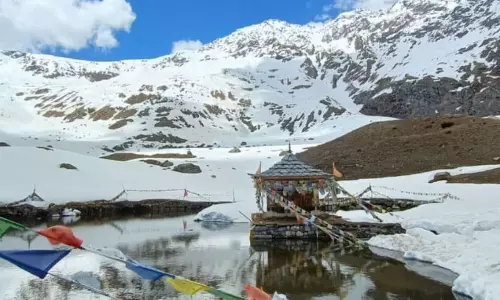 महाभारत कालीन रहस्य के साथ दुनिया का सबसे ऊंचा कृष्ण मंदिर, बर्फ से ढकी सड़क महाभारत कालीन रहस्य के साथ दुनिया का सबसे ऊंचा कृष्ण मंदिर, बर्फ से ढकी सड़क