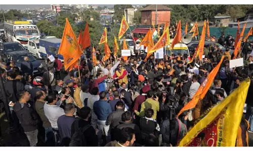 संघर्ष समिति ने SMVD मेडिकल कॉलेज में एडमिशन को लेकर बड़ा विरोध प्रदर्शन किया संघर्ष समिति ने SMVD मेडिकल कॉलेज में एडमिशन को लेकर बड़ा विरोध प्रदर्शन किया