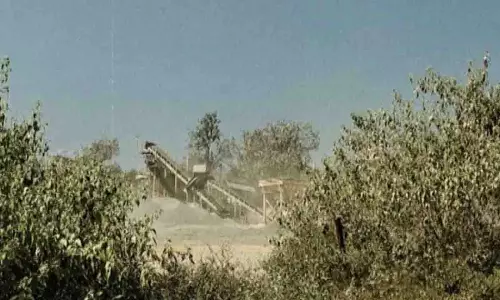 गांव में प्रदूषण फैलाने वाला अवैध स्टोन क्रशर, रायगढ़ में खड़ा विवाद