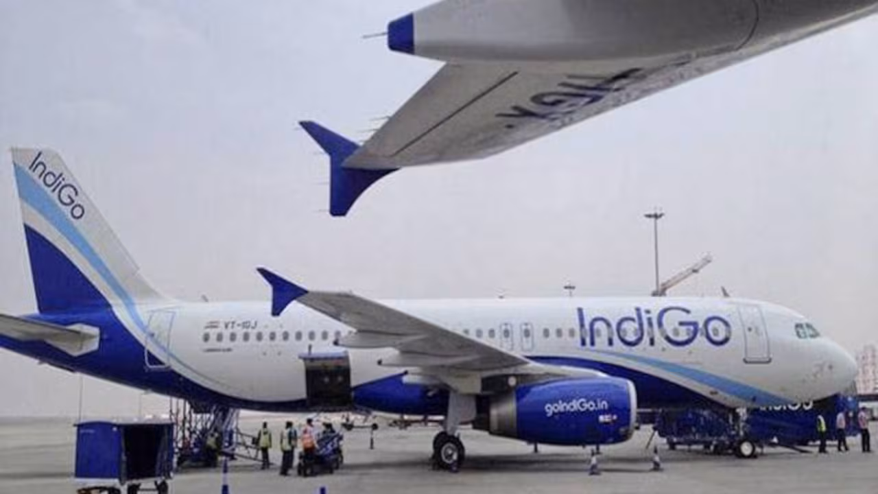 Jaipur: इंडिगो स्टाफ और यात्रियों में तकरार, जयपुर एयरपोर्ट प्रभावित Jaipur: इंडिगो स्टाफ और यात्रियों में तकरार, जयपुर एयरपोर्ट प्रभावित