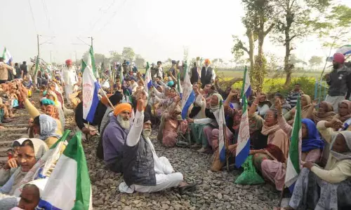 Amritsar: किसानों ने बिजली बिल में संशोधन के विरोध में रेल रोको प्रदर्शन किया